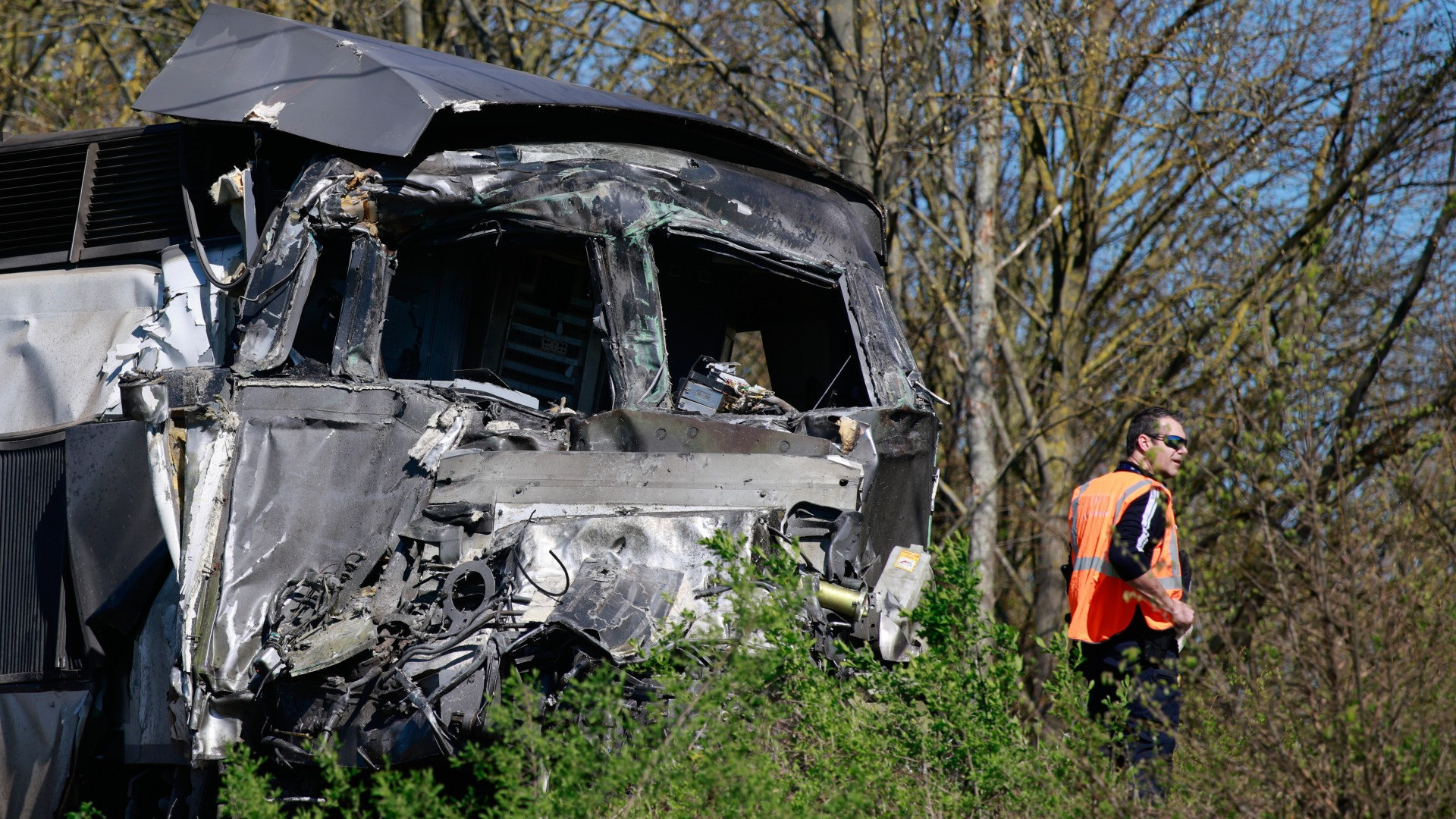 Francia, lo scontro tra il TGV e il rimorchio del camion al passaggio a livello