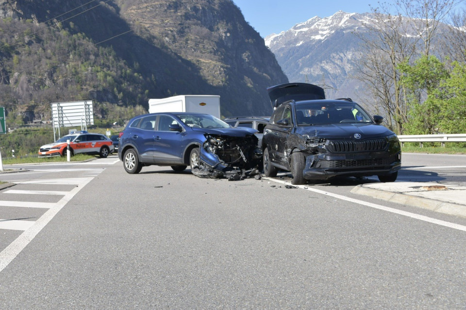 Scontro tra due auto allo svincolo autostradale di Biasca: 4 feriti