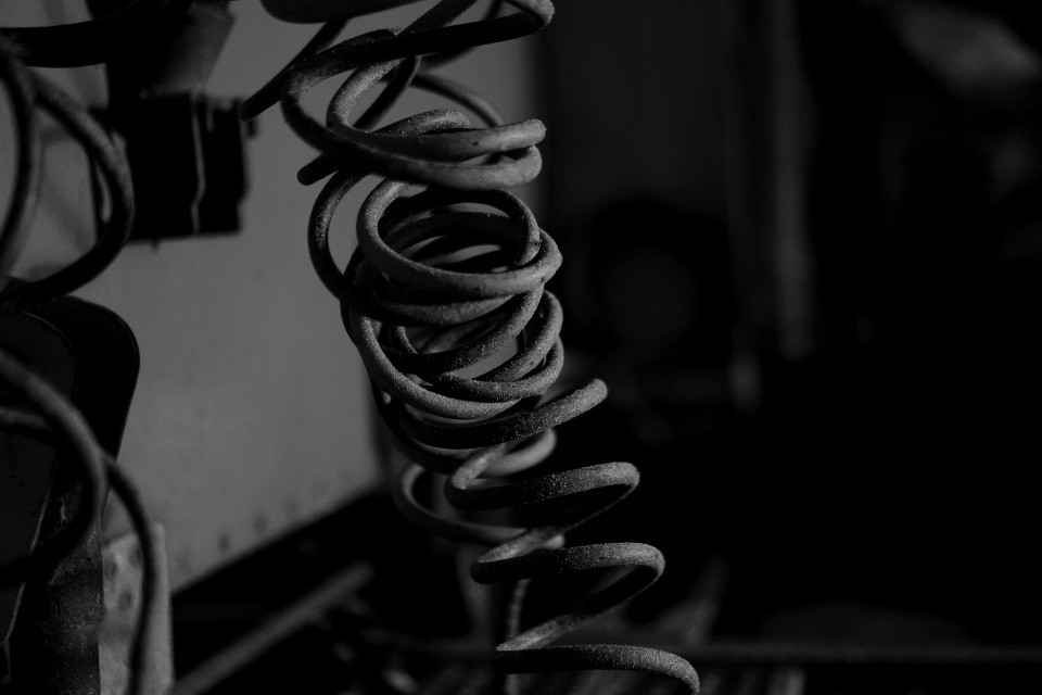 Tra crisi di partito e fabbriche di molle per elastici