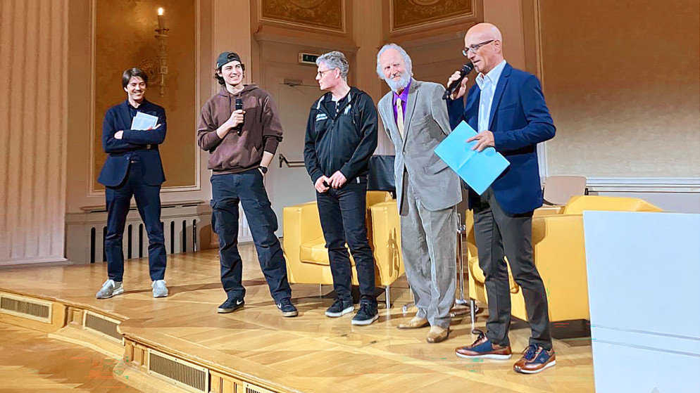 Da sinistra a destra, Emanuele Patelli (figlio del compianto Patrizio, al quale è dedicata la fondazione); Fabio Pasinetti, 21.enne losonese campione svizzero in carica di tiro carabina 50m e vincitore del merito sportivo; Diego Delponte, in rappresentanza della Regazzi Verbano Unihockey; Tiziano Broggini, alla guida del Gruppo indipendenti sportivi asconesi. Entrambe le società hanno ricevuto un sostegno finanziario. Infine, Alfio Pedrucci, direttore commerciale del Consiglio di fondazione&nbsp;al momento della consegna dei premi la sera del 1. aprile 2026 nella sala del Palazzo della Sopracenerina a Locarno.