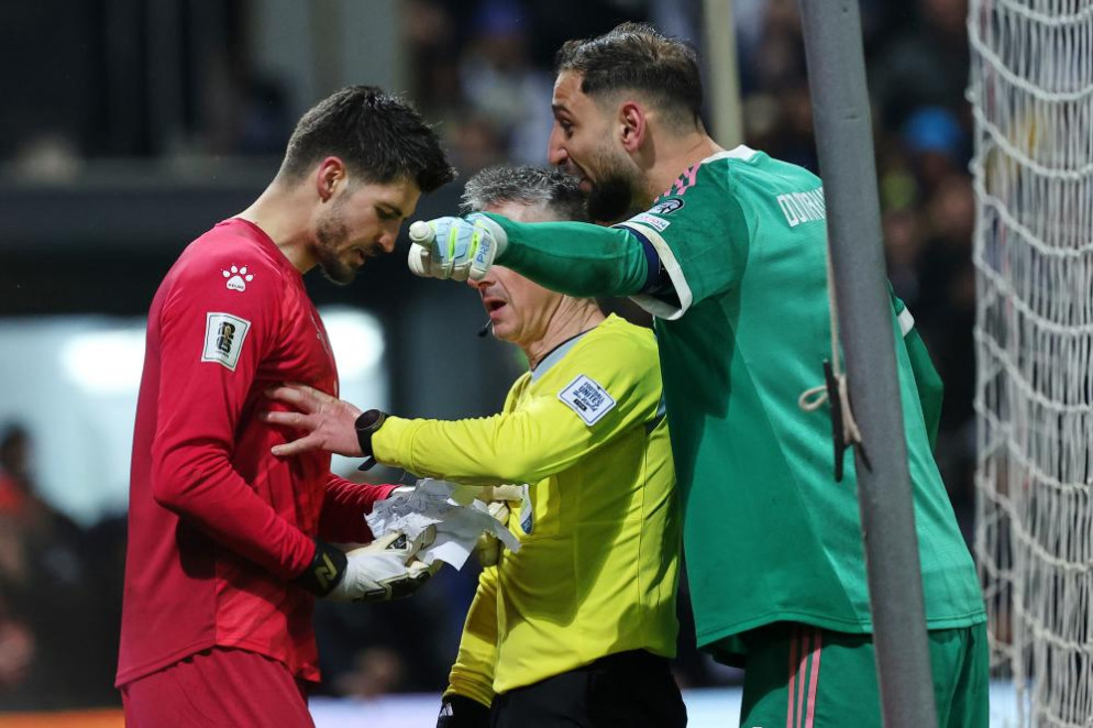 Gli appunti stracciati del portiere bosniaco Nikola Vasilj. © AP/Armin Durgut