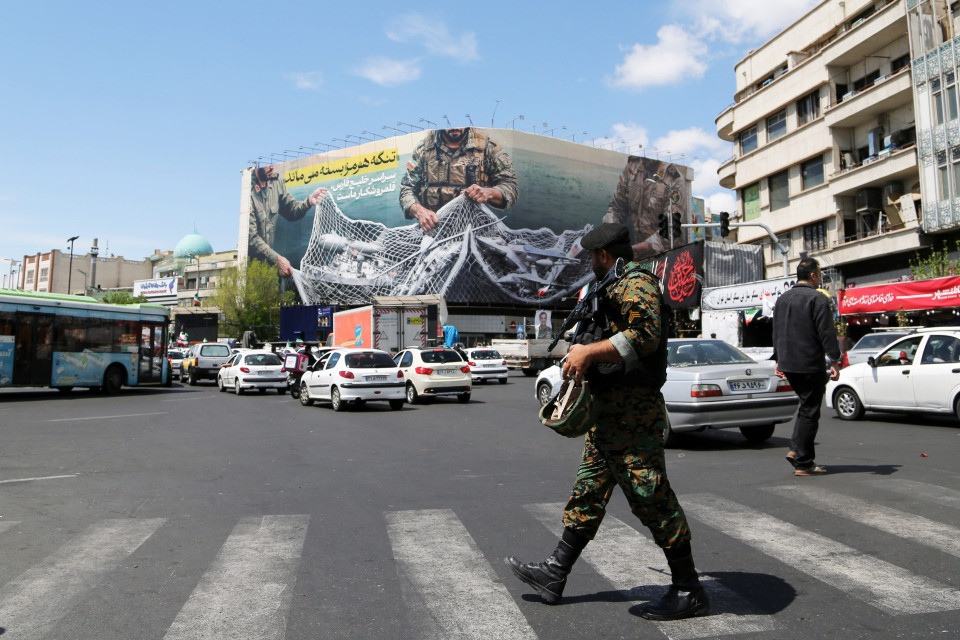 La fragile tregua tra Iran e USA: Hormuz non riapre