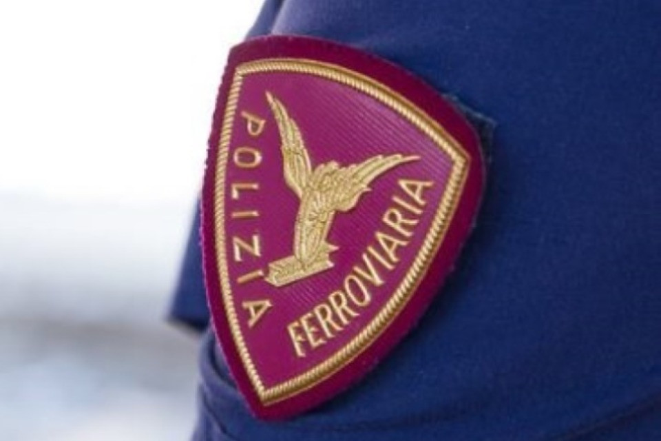 «Abbassi il volume», svizzero insulta il controllore sul treno e lo prende a pugni