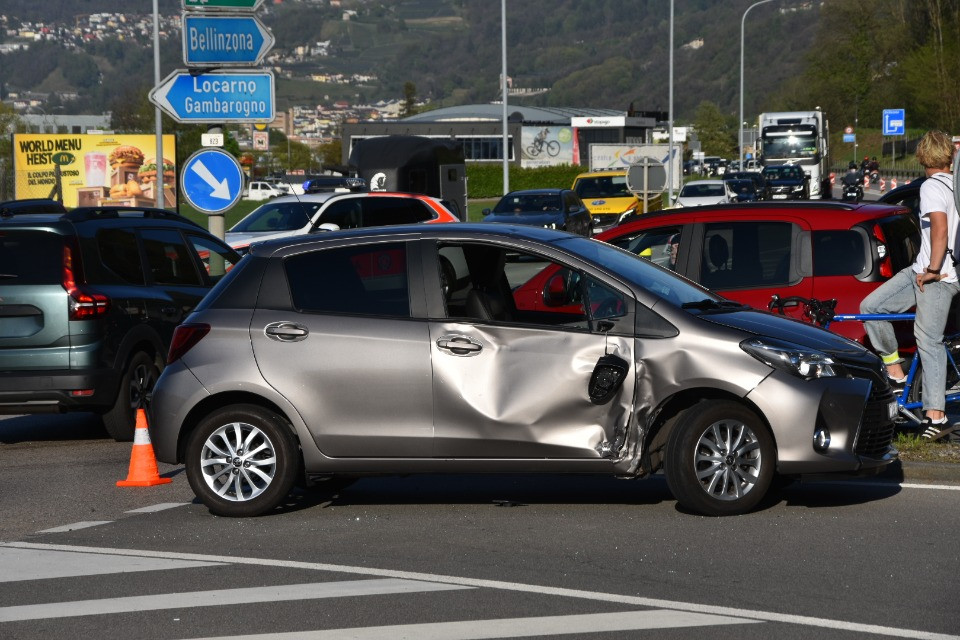 Scontro tra auto e moto a Cadenazzo, ferito il centauro