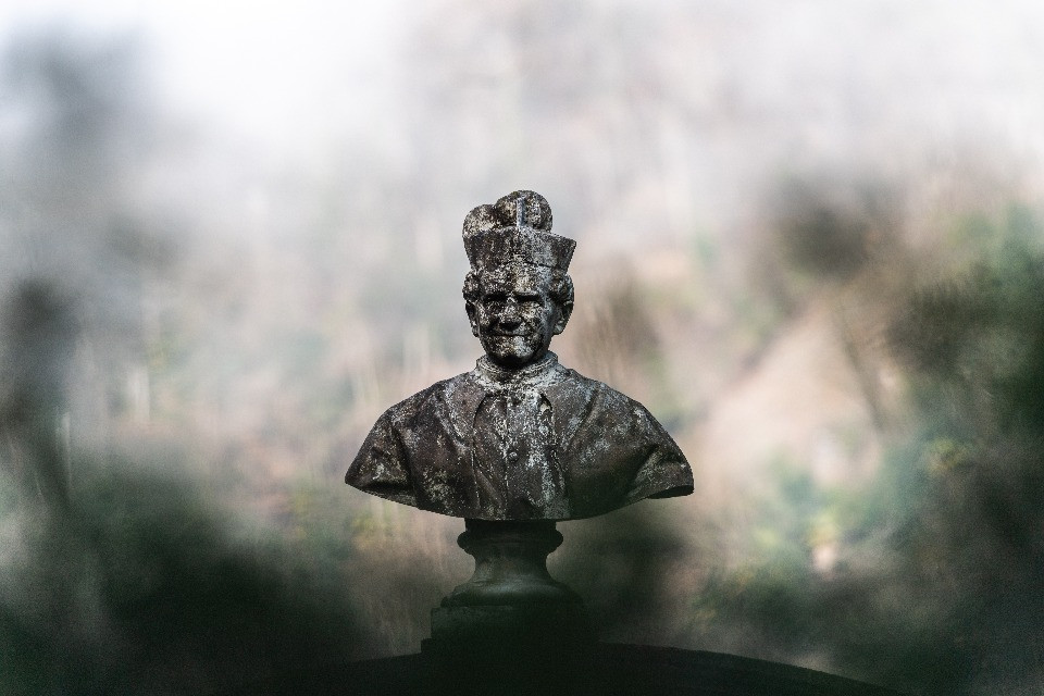 Abusi, sulle tracce dell'ex docente: «Se ho ferito qualcuno, mi dispiace»