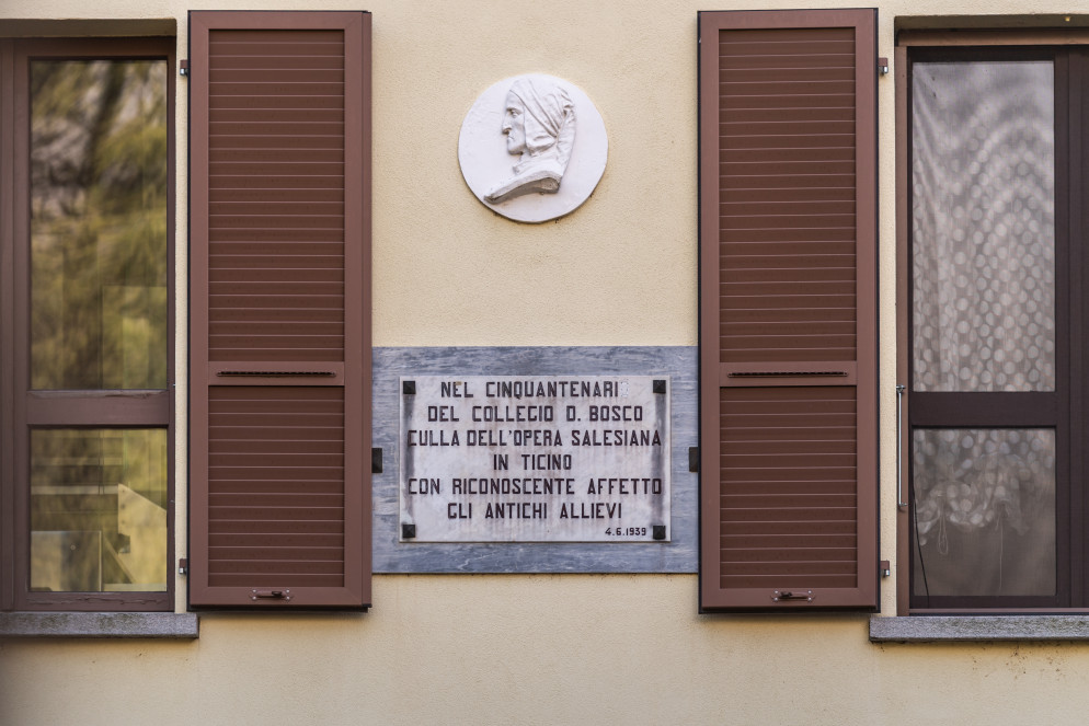 Una targa all'esterno dell'ex collegio&nbsp; (© CdT/Chiara Zocchetti)