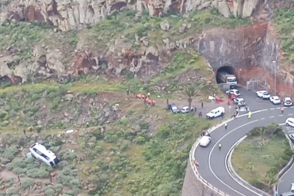 Bus precipita in un burrone alle Canarie, un morto e 14 feriti