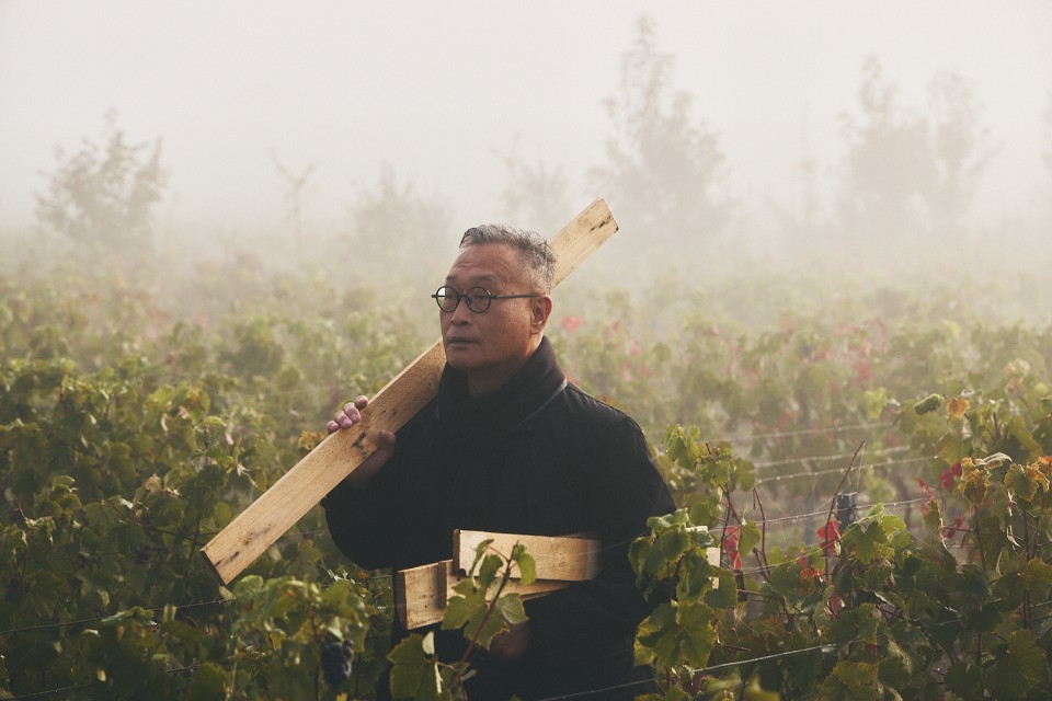 L’arte fragile di Kawamata dialoga con la natura: «È una questione di sensibilità, come nello champagne»