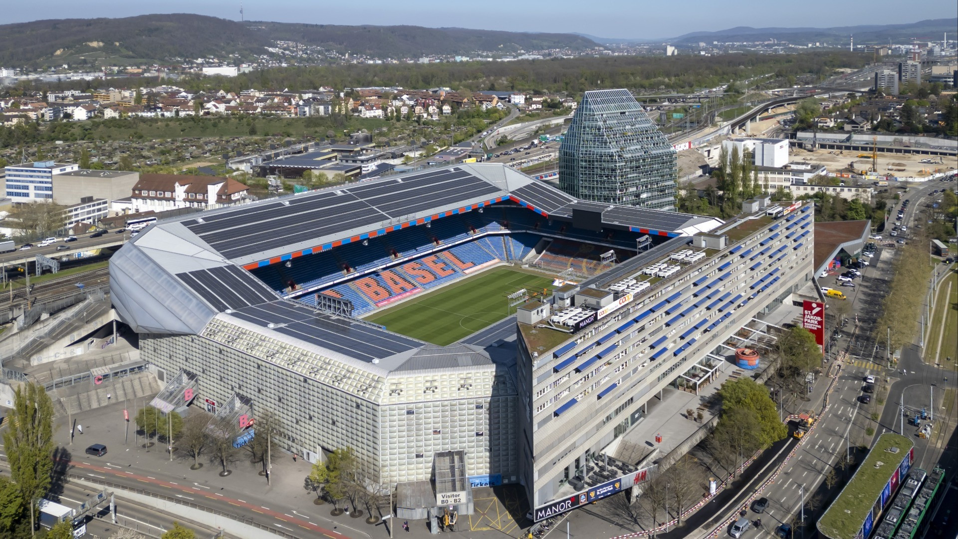In fiamme lo spogliatoio del St. Jakob-Park, rinviata la partita Thun-Basilea