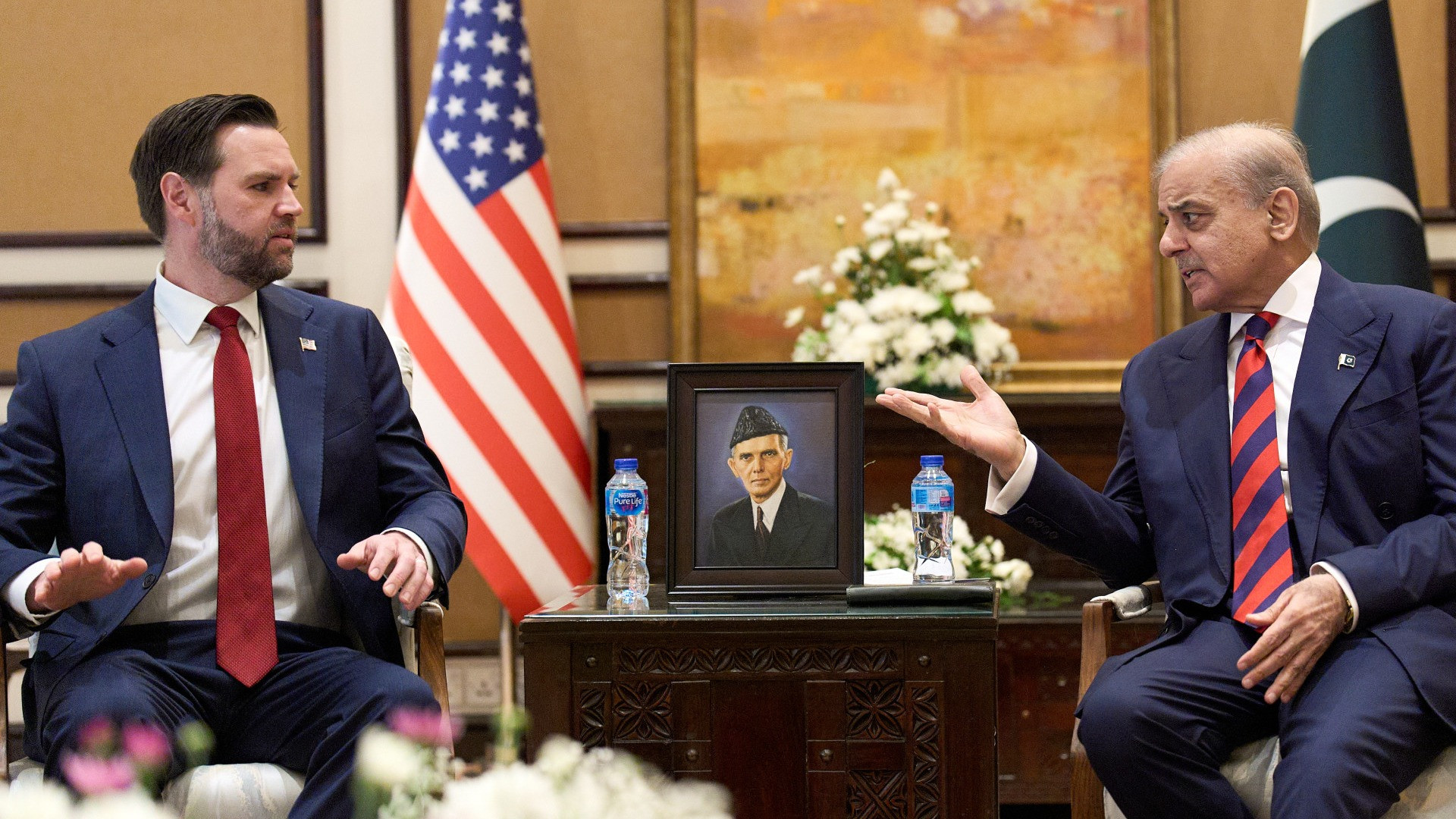 In corso i colloqui tra USA e Iran, due navi USA nello Stretto per lo sminamento