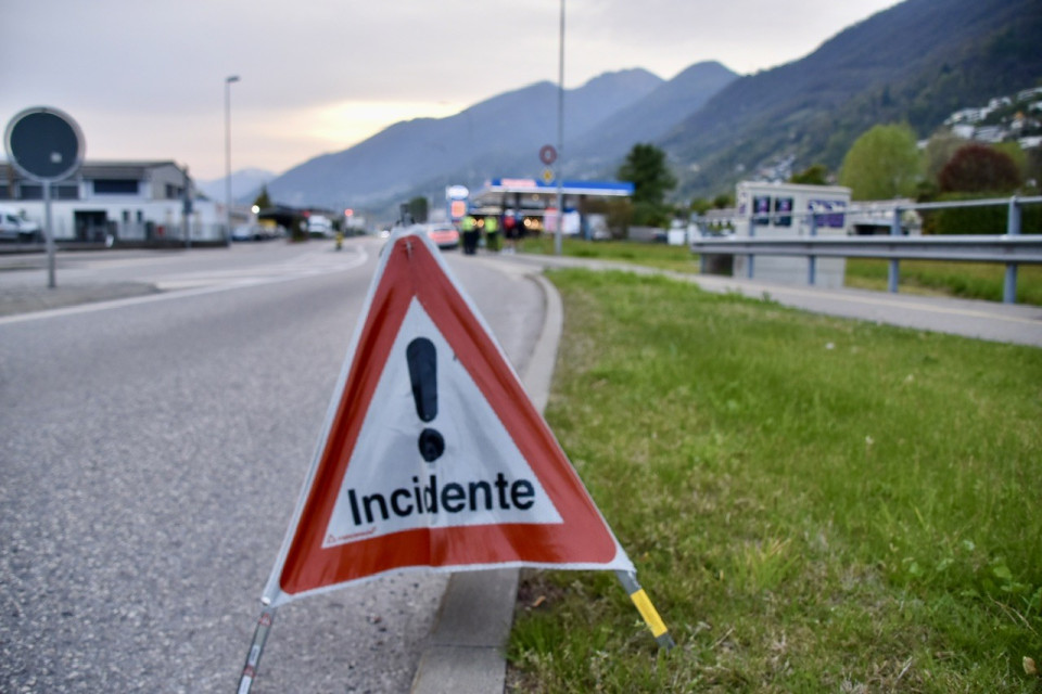 Perde l'equilibrio e cade, ferite leggere per un ciclista