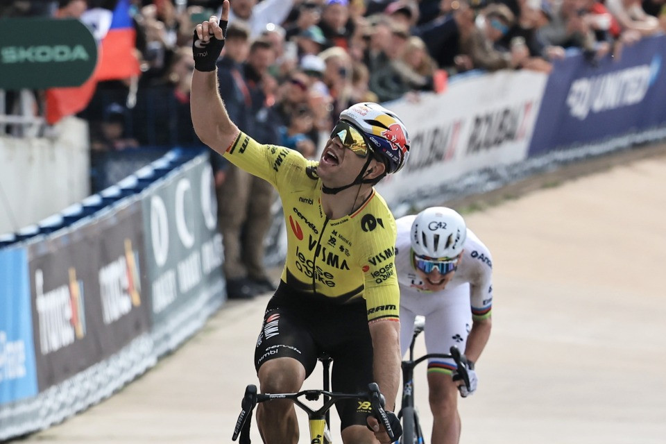 Parigi-Roubaix: van Aert più forte di tutti