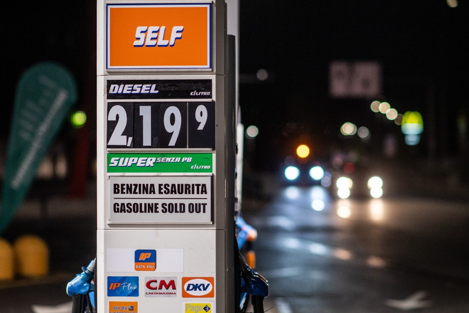 Le scorte di petrolio basteranno: «Non interveniamo sui prezzi»