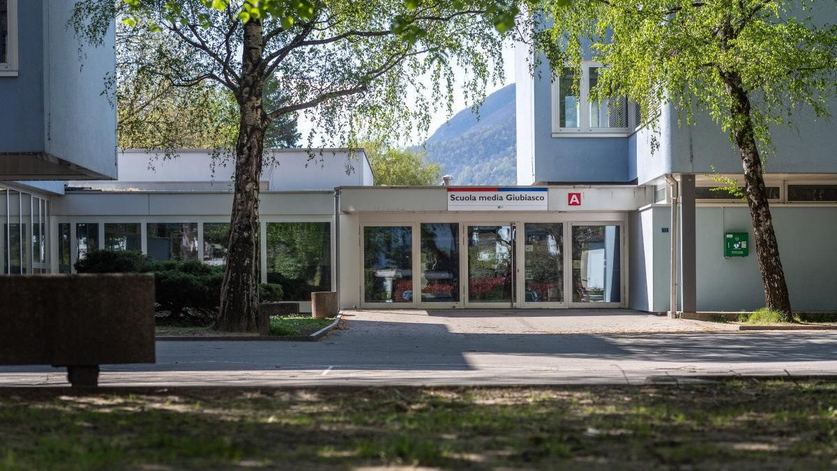 Docente arrestato per abusi: «Per anni segnali ignorati, va rafforzata la prevenzione»