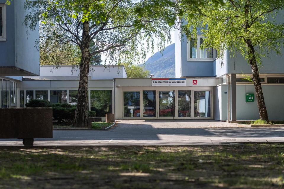 Docente arrestato per abusi: «Per anni segnali ignorati, va rafforzata la prevenzione»