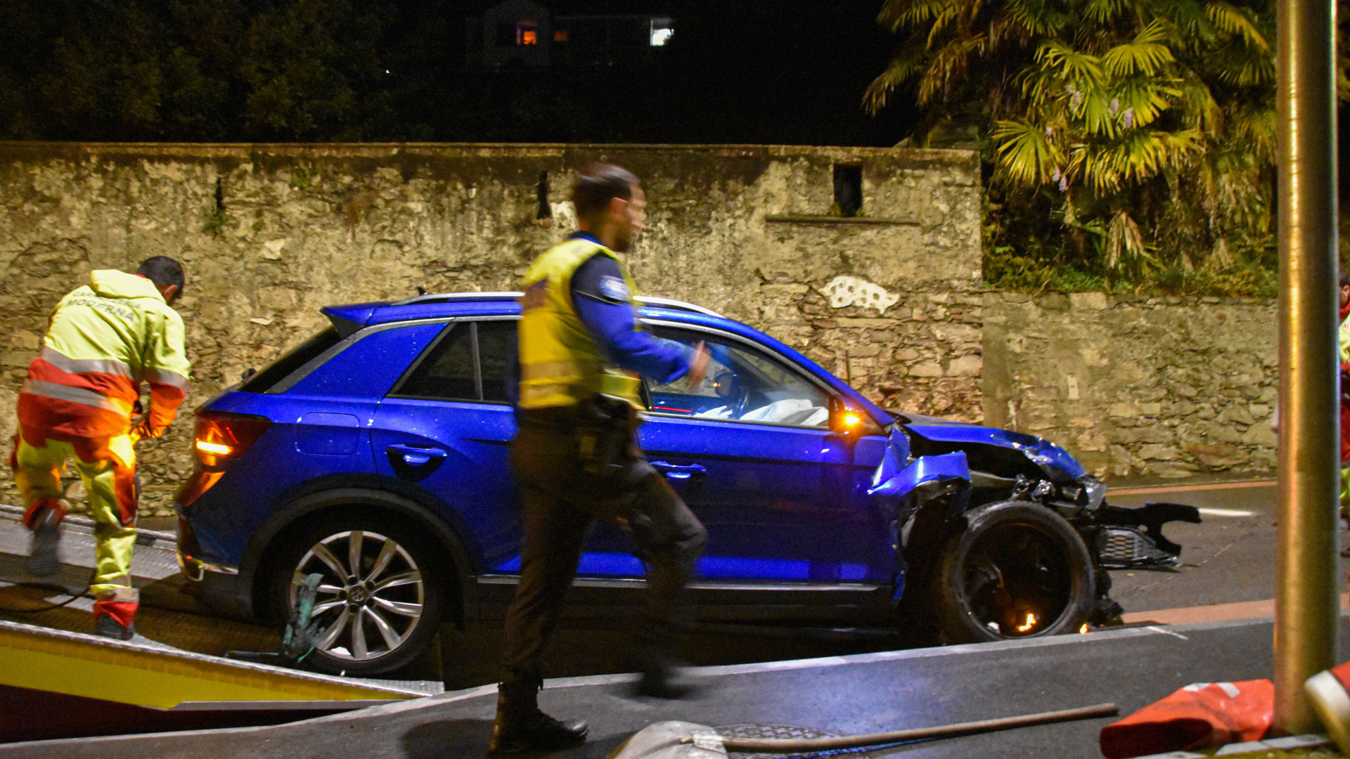 Tenero, perde il controllo dell'auto e finisce contro il muro