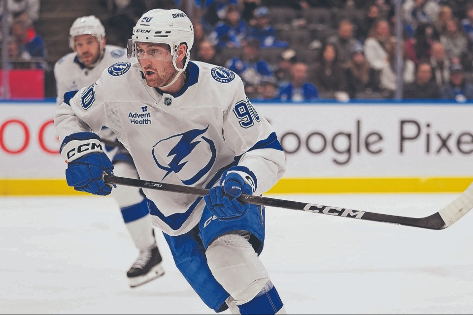 In sedici per una Stanley: in NHL si scaldano i motori