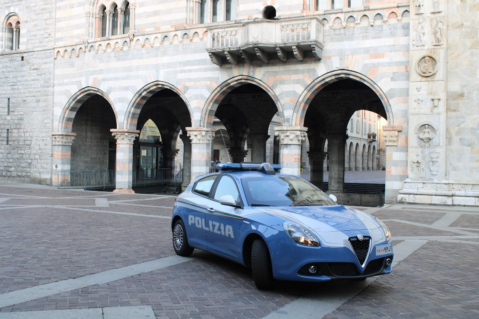 Salgono sul tetto del Duomo di Como per far volare il drone e scattare foto