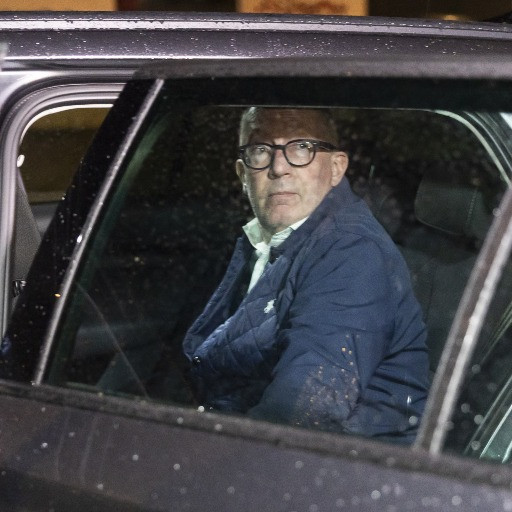 Il sindaco e l’ex addetto alla sicurezza di Crans-Montana sospettati di collusione