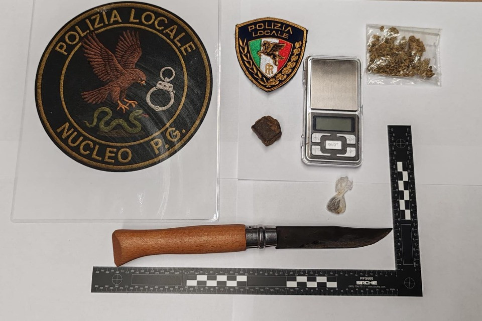 Porto irregolare di arma da taglio, svizzero denunciato a Lavena Ponte Tresa