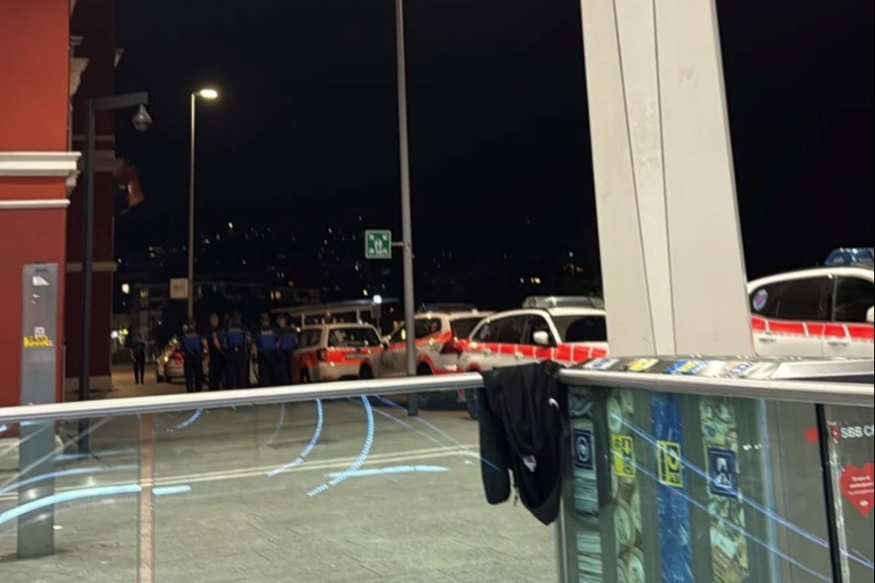 Urla e minaccia di farsi del male, intervento di Polizia in stazione a Lugano