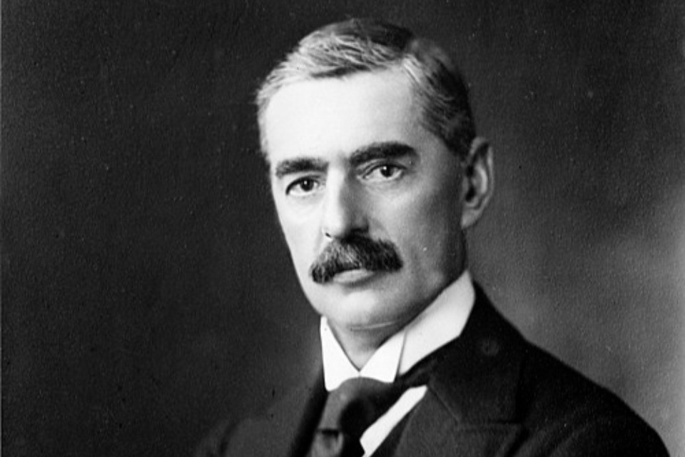 Su fondi russi prendono la parola Chamberlain e MacDonald