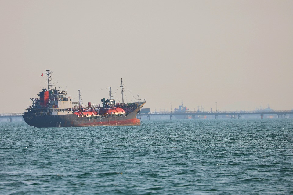 La guerra in Iran fa felici i petrolieri (e Putin): «Guadagnano oltre 30 milioni di dollari all'ora»