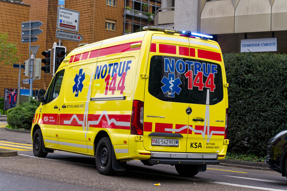 Ciclista 13enne senza casco cade, è in pericolo di vita