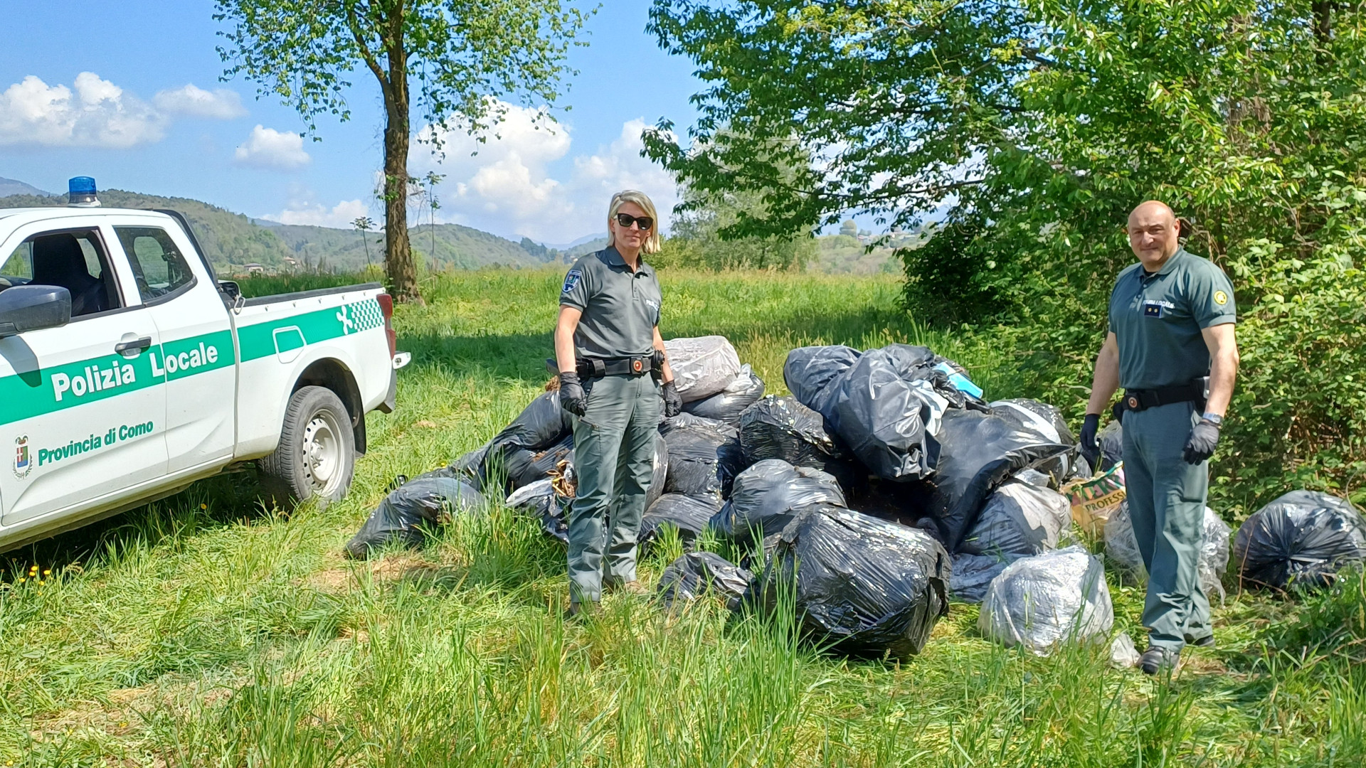 In quei sacchi abbandonati nel verde una montagna di droga