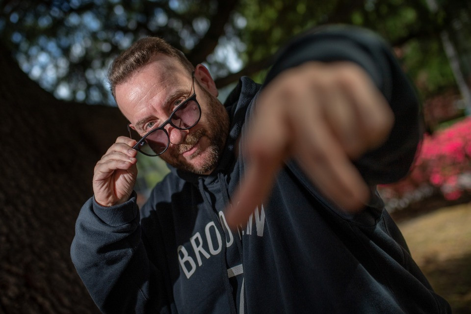 Maxi B è tornato e si scaglia contro le «stupide dive» della scena rap