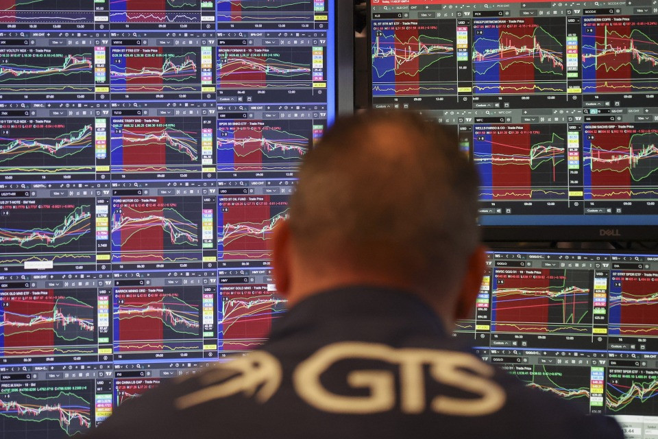 Riapre lo Stretto di Hormuz e i prezzi del petrolio crollano