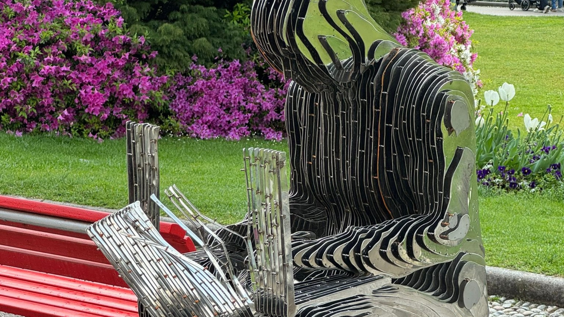 Ancora vandalizzata la statua di Satoshi Nakamoto a Lugano