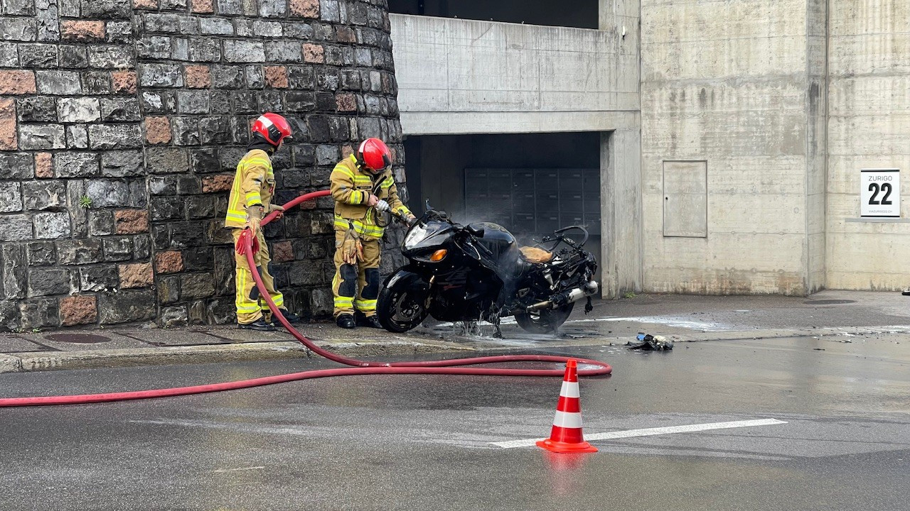 Moto in fiamme a Lugano, intervengono i pompieri