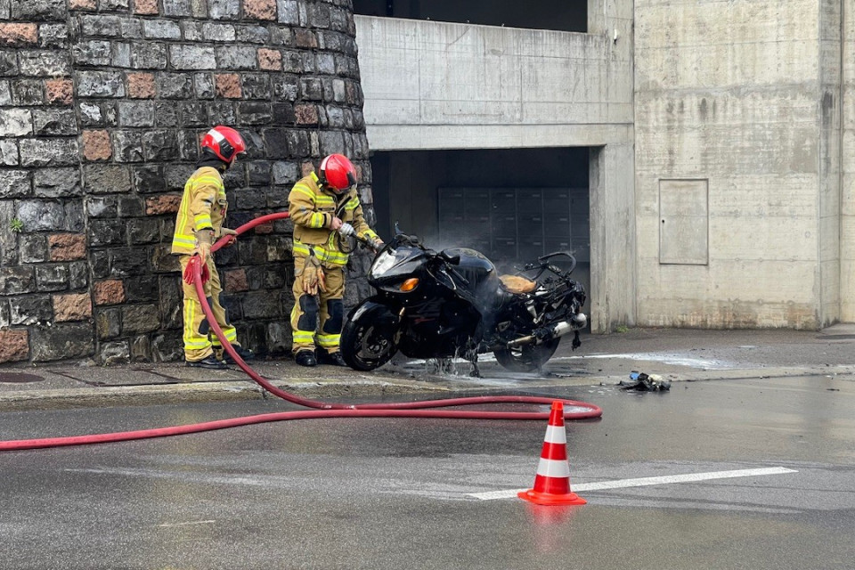 Moto in fiamme a Lugano, intervengono i pompieri