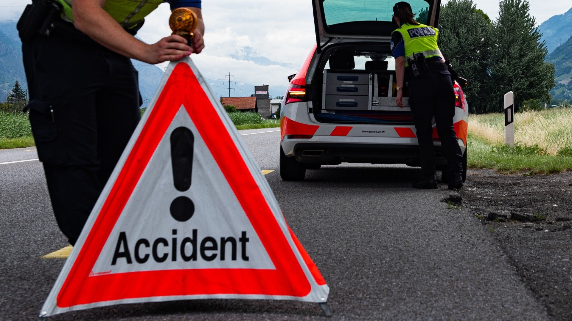 Deposito in fiamme a Saxon, c'è moltissimo fumo