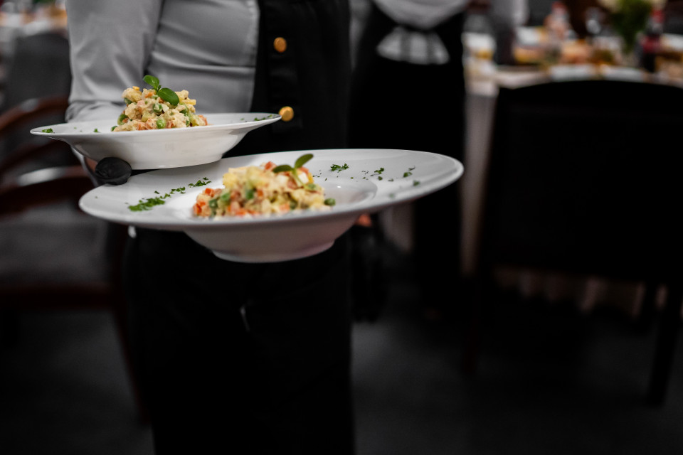 Gli svizzeri vanno ancora al ristorante, ma meno spesso: vincono la cucina italiana ed elvetica