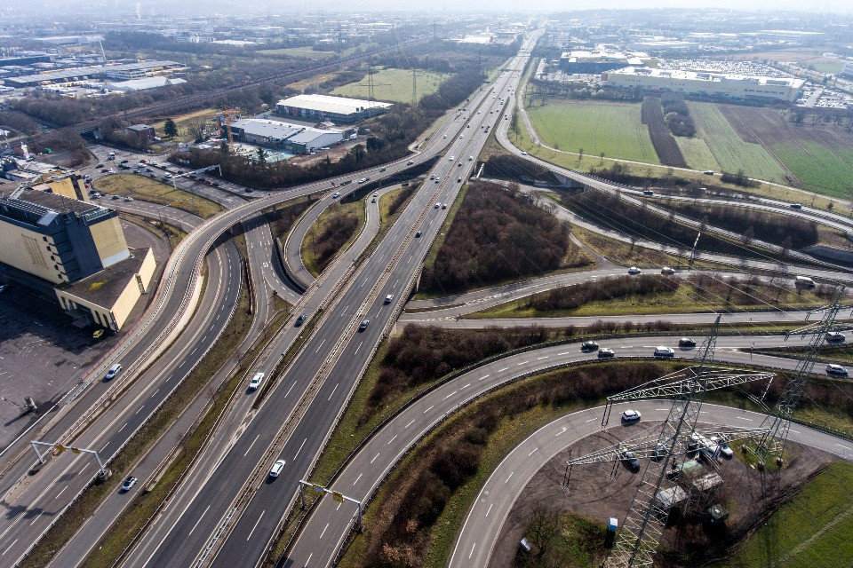 In Germania il tabù dei limiti di velocità in autostrada vacilla a causa del caro-carburante