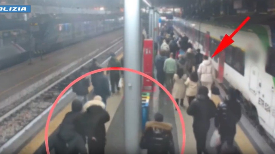 Svizzero seguito dal treno e rapinato a Milano: arrestati quattro giovani