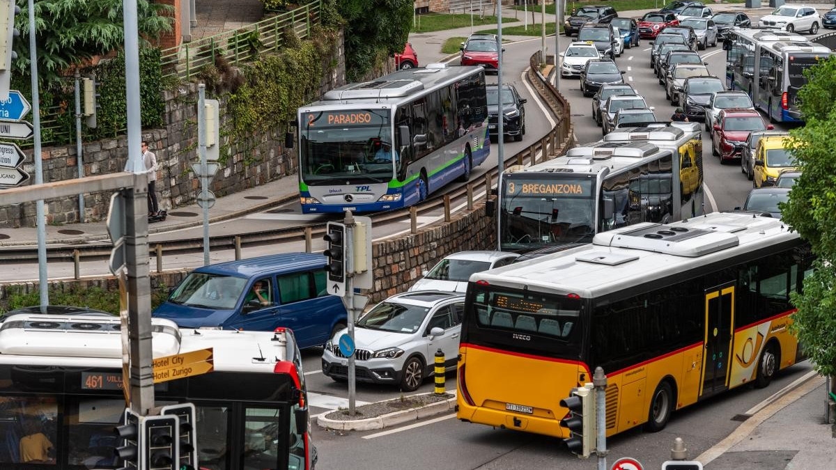 Traffico a Lugano, «Promesse in corsia preferenziale, realtà in coda»