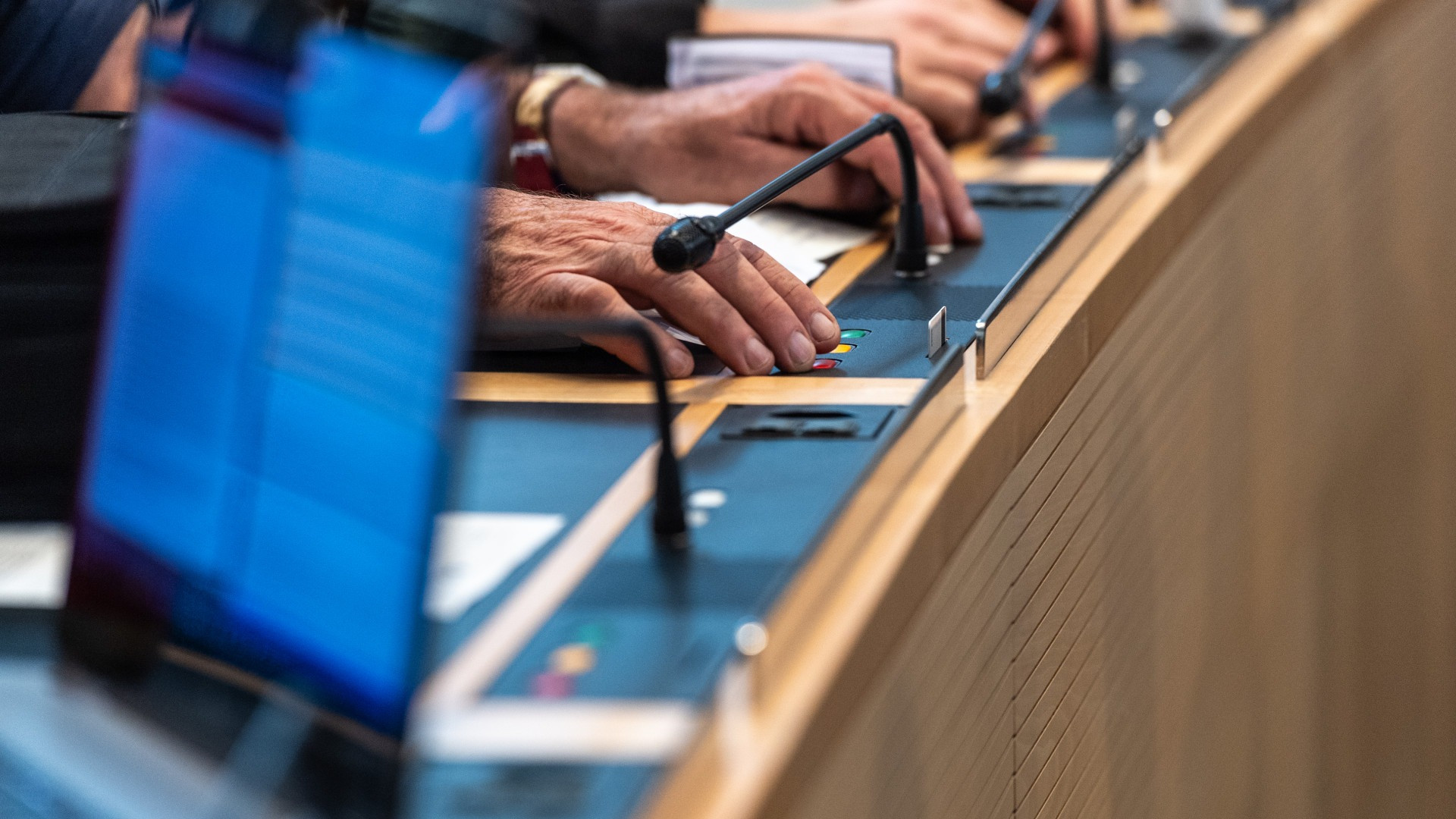 Tra dubbi, polemiche e «granate» la Legge di Polizia supera l’esame