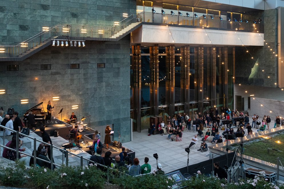 L'Agorà del LAC, lo spazio all'aperto che ospita le proposte di "LAC en plein air".&nbsp;