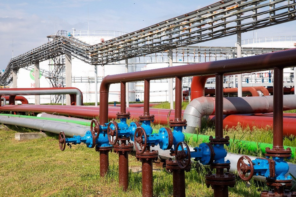 Riaperto l’oleodotto Druzhba, il petrolio russo torna a scorrere: l'UE vicina al mega-prestito a Kiev