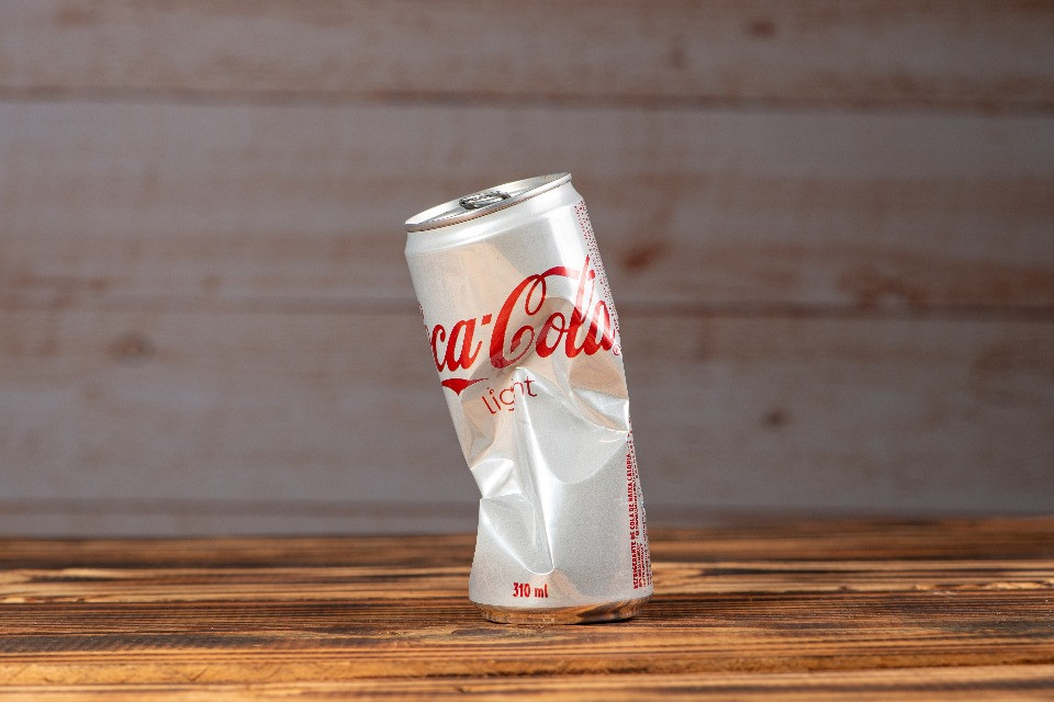 Trovare la Coca-Cola Light sta diventando complicato: e la colpa è della guerra in Iran