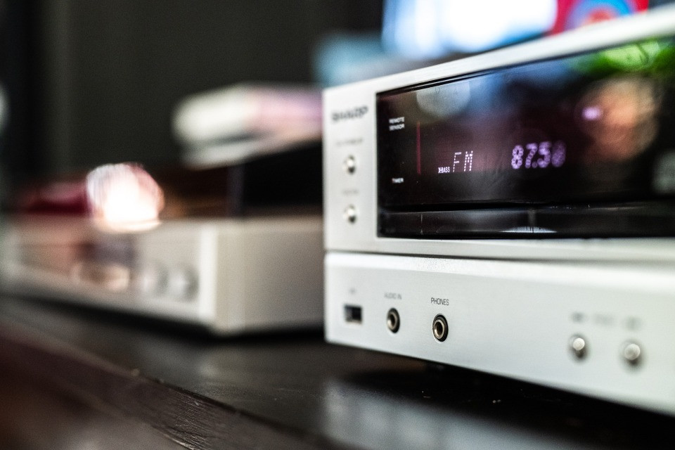 La SSR cavalca «l’onda»: può tornare sulle FM già a luglio