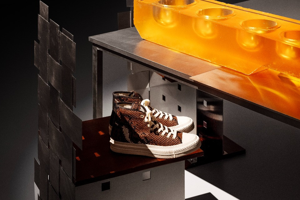 Converse, dalla tela al design: al Fuori Salone di Milano la Chuck Taylor diventa architettura conviviale
