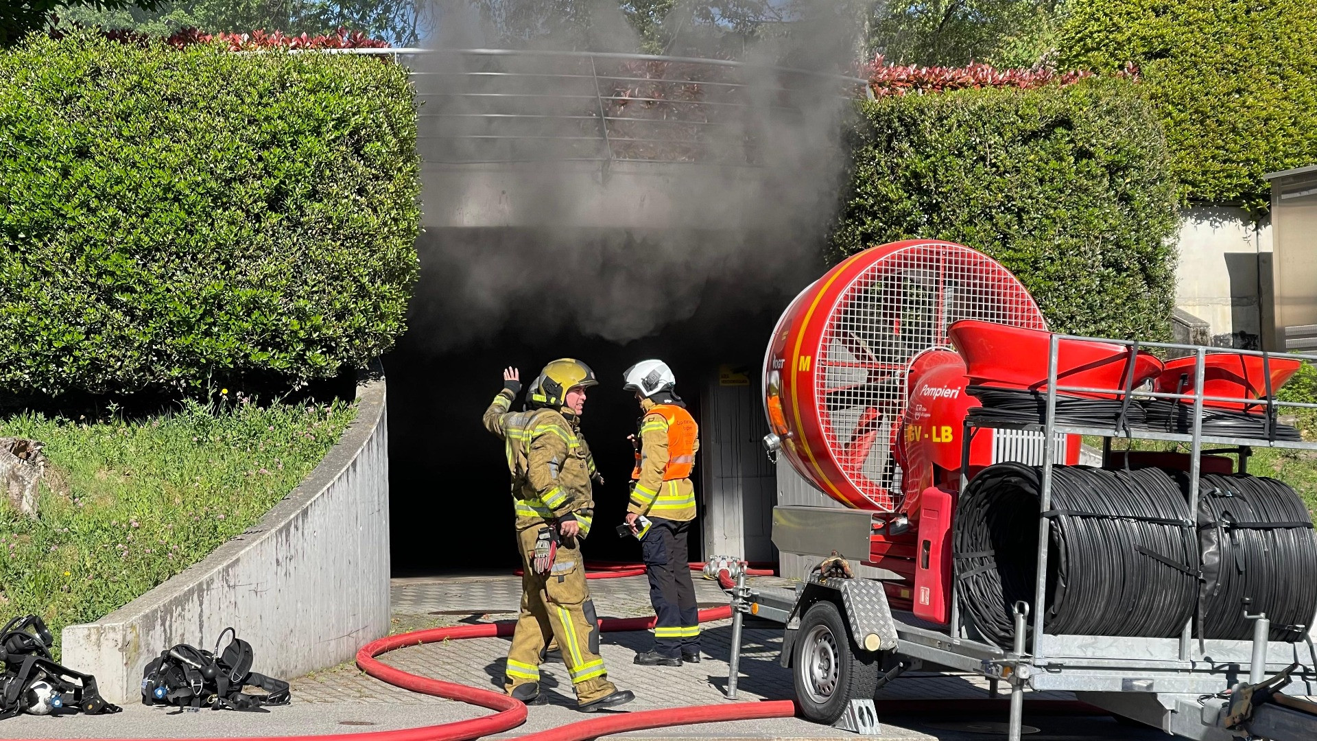 In fiamme un'auto nella rimessa di un palazzo a Breganzona: «Chiudete porte e finestre»
