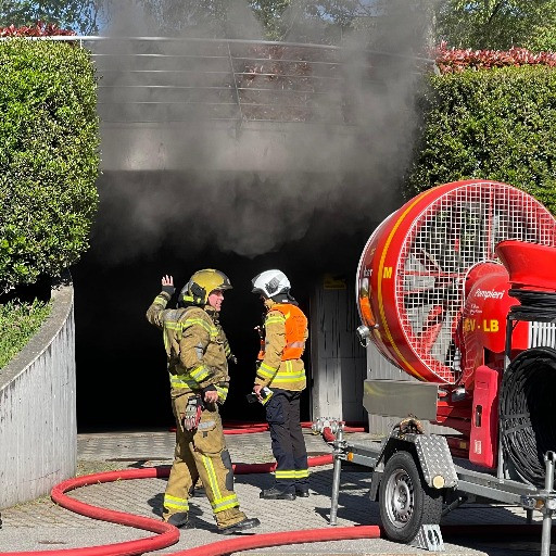 In fiamme un'auto nella rimessa di un palazzo a Breganzona: «Chiudete porte e finestre»