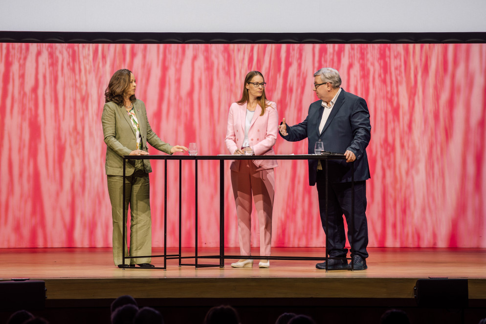 Moderati dalla futura CEO di S-GE Anja Fiedler (a sinistra), Sandra Banholzer (CEO di Rausch AG) e Simon Evenett (IMD Lausanne). © S-GE