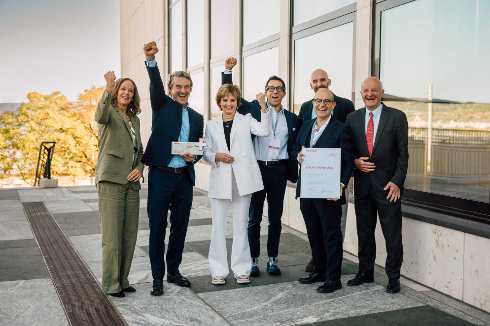 Il team di dirigenti di Ideal-Tek SA assieme alla futura CEO di S-GE Anja Fiedler (a sinistra), alla presidente uscente Ruth Metzler-Arnold (al centro) e al presidente della giuria dell'Export Award, Martin Navill (a destra). © Switzerland Global Enterprise