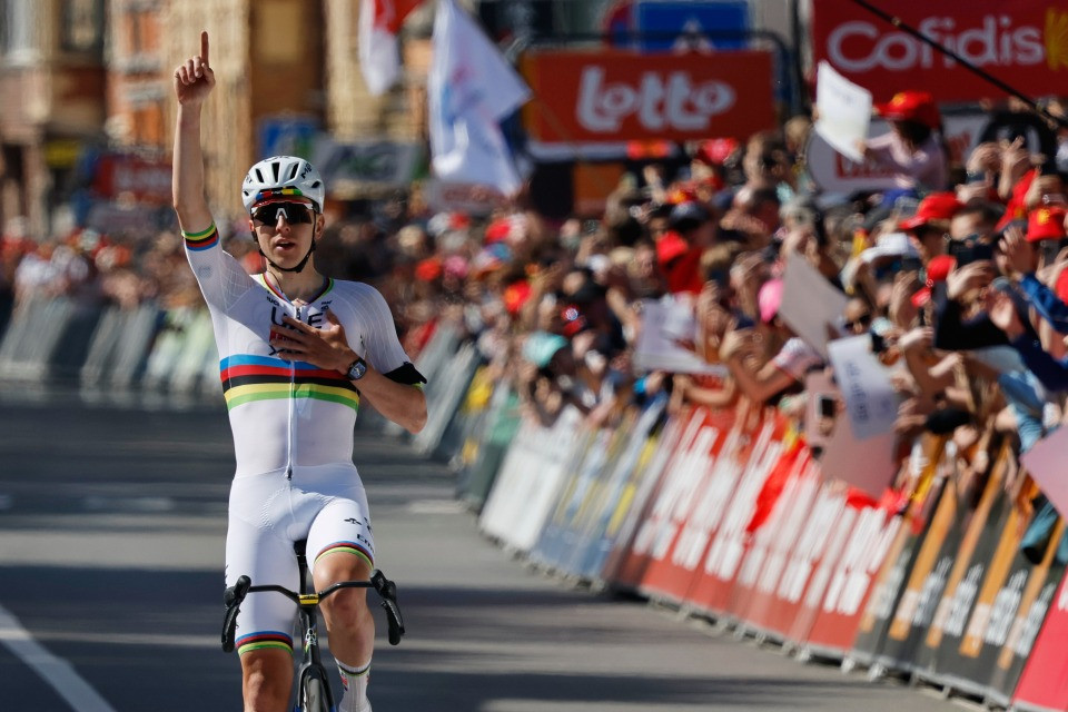 Tadej Pogacar cala il poker alla Liegi